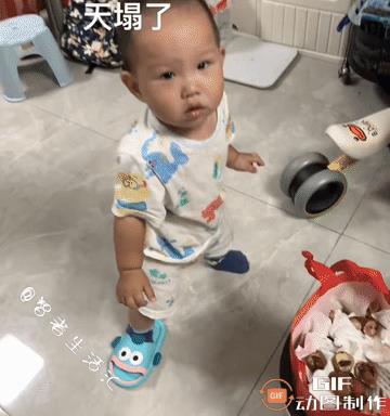 卧靠，富家子弟就是不一样啊，拖鞋都是穿几千块钱一只的，真是长见识了[笑着哭][笑哭