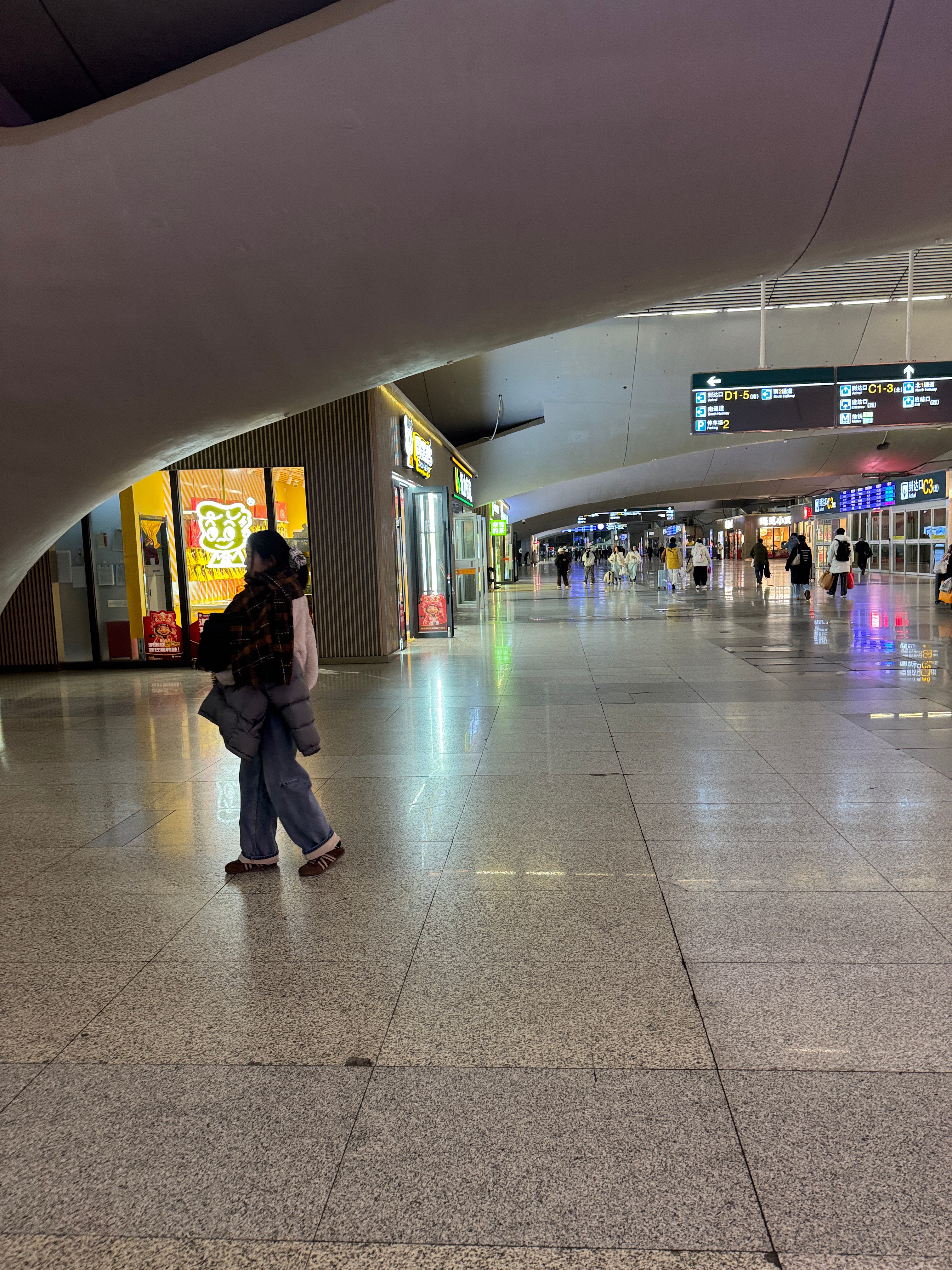 武汉站真奇葩各种穿堂风没有一处是可以躲避的通过这样的设计来驱逐流浪汉嘛？武汉·