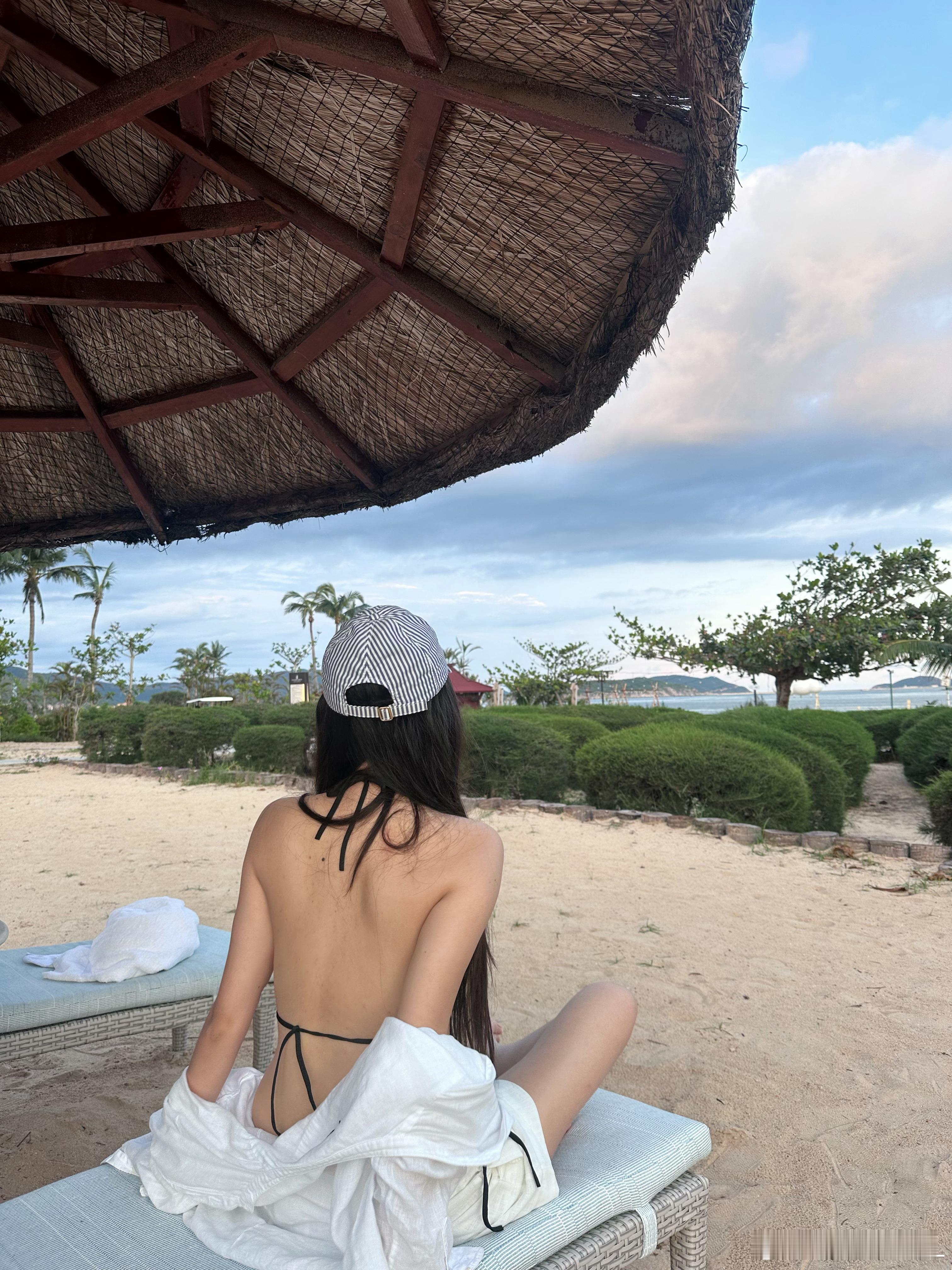 素素的今天～晒伤了不敢化妆[哭哭]​​​