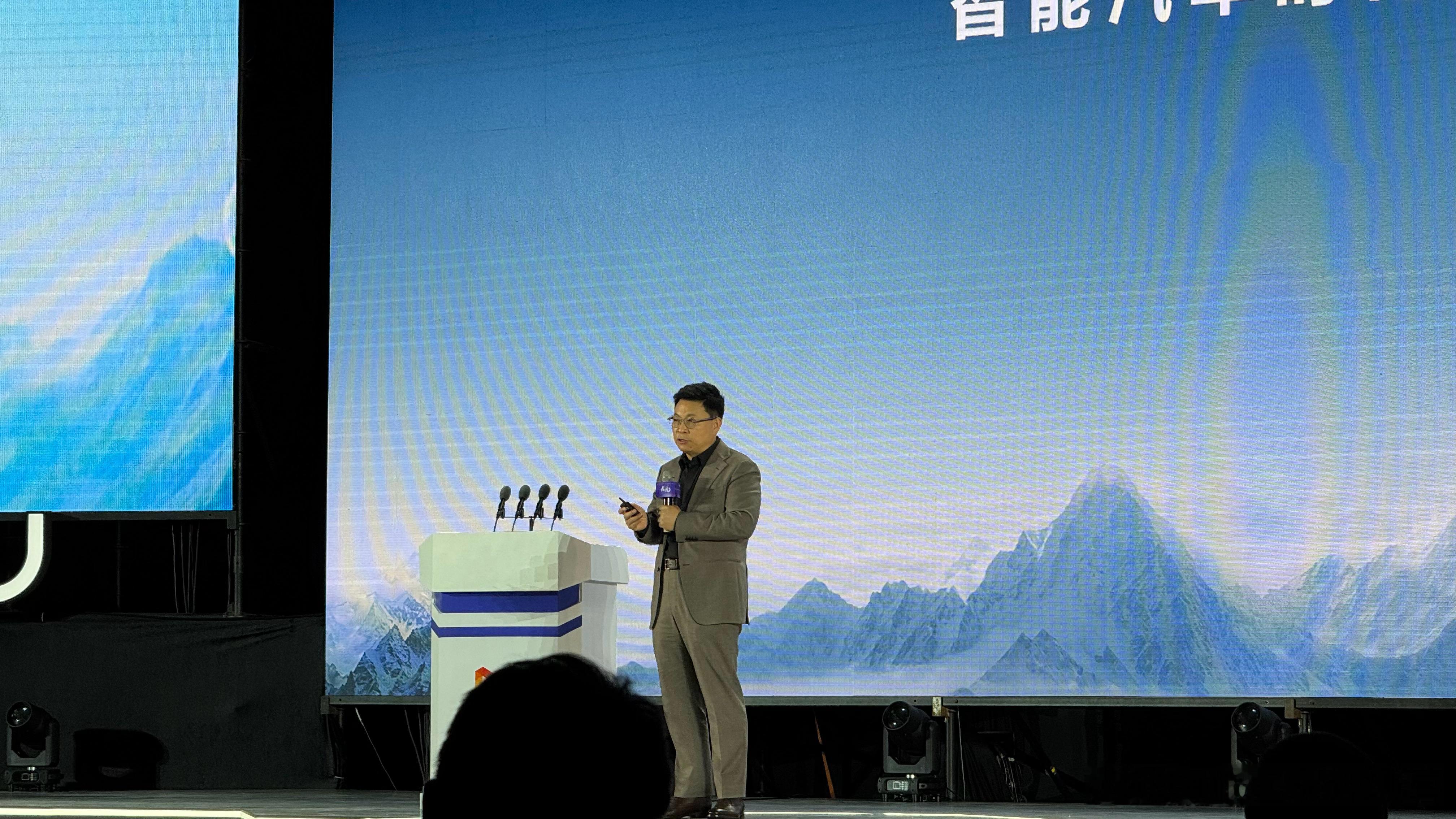 余承东在2025未来汽车先行者大会上称，别的行业的企业一进来，只做了一款车，就卖