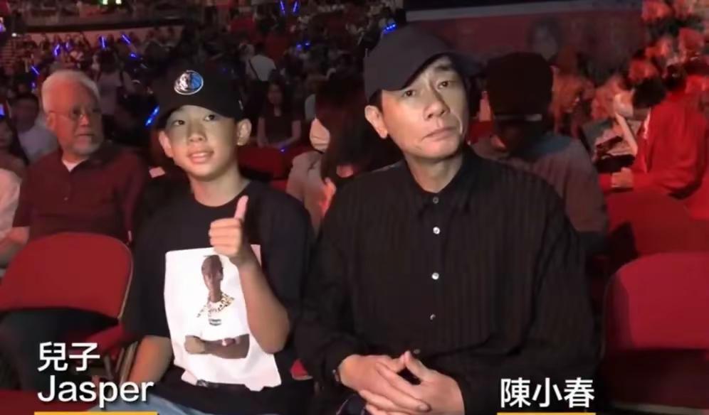 笑死我了！陈小春带儿子看演唱会，Jasper爆发“社牛”本质，显得陈小春怪冷漠成