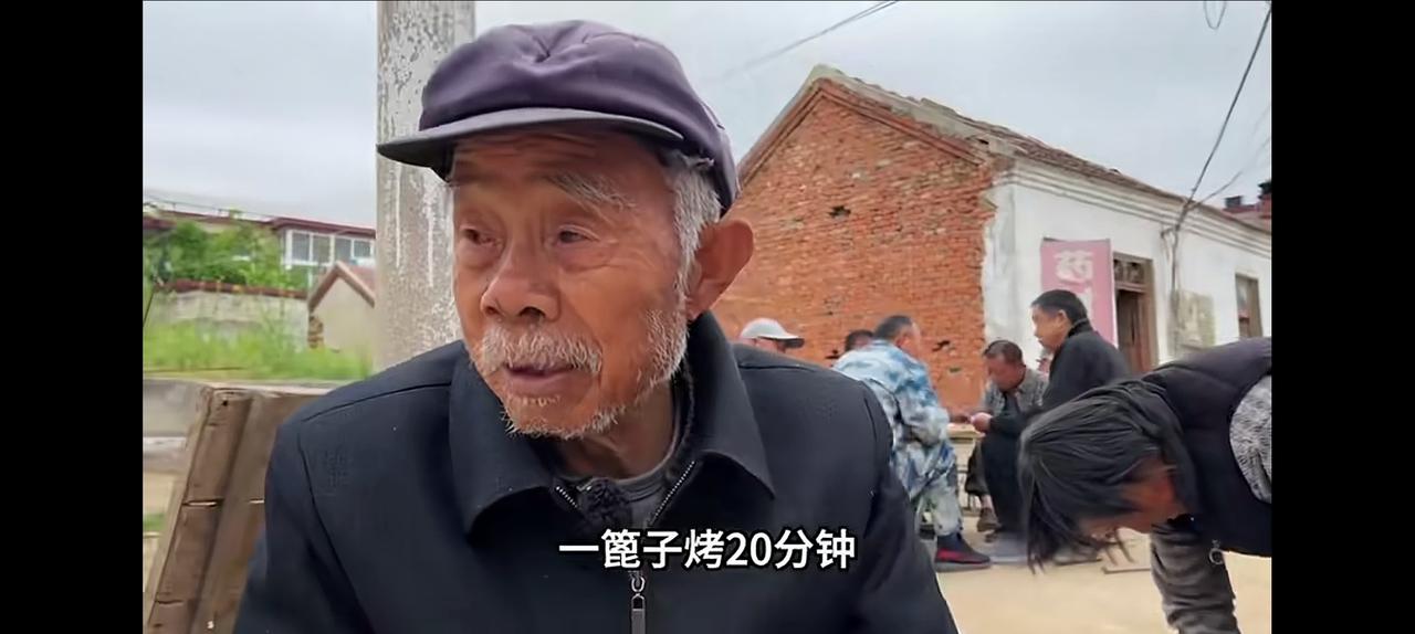 山东邹城，传统美食熏豆腐。老大爷介绍说，从孔子那会就有这种食品了。传了几千年了