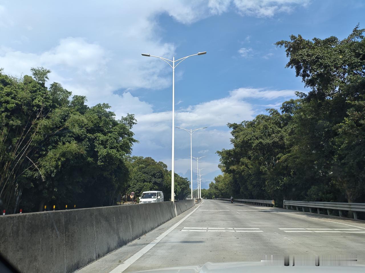 228国道阳江阳西段。这条国道就是以前的325国道，也叫做广湛公路。在没有通高速