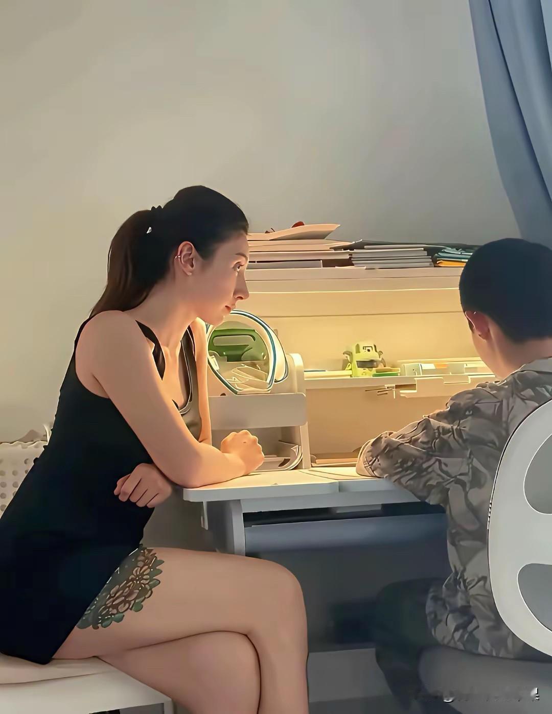 一看就知道，这是一个有故事的妈妈。