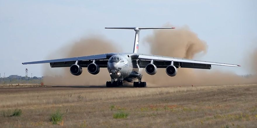 烽火问鼎计划每天认识一件兵器图1：伊尔-76在完全未经工程平整的平坦草地上降落