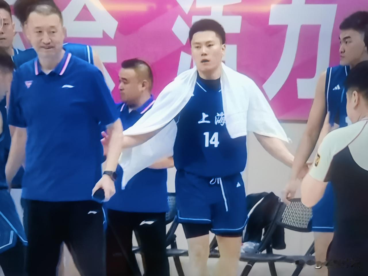 全运会是为CBA新赛季开始最好的热身！刚刚四川队对阵上海队的比赛第一节结束，上海