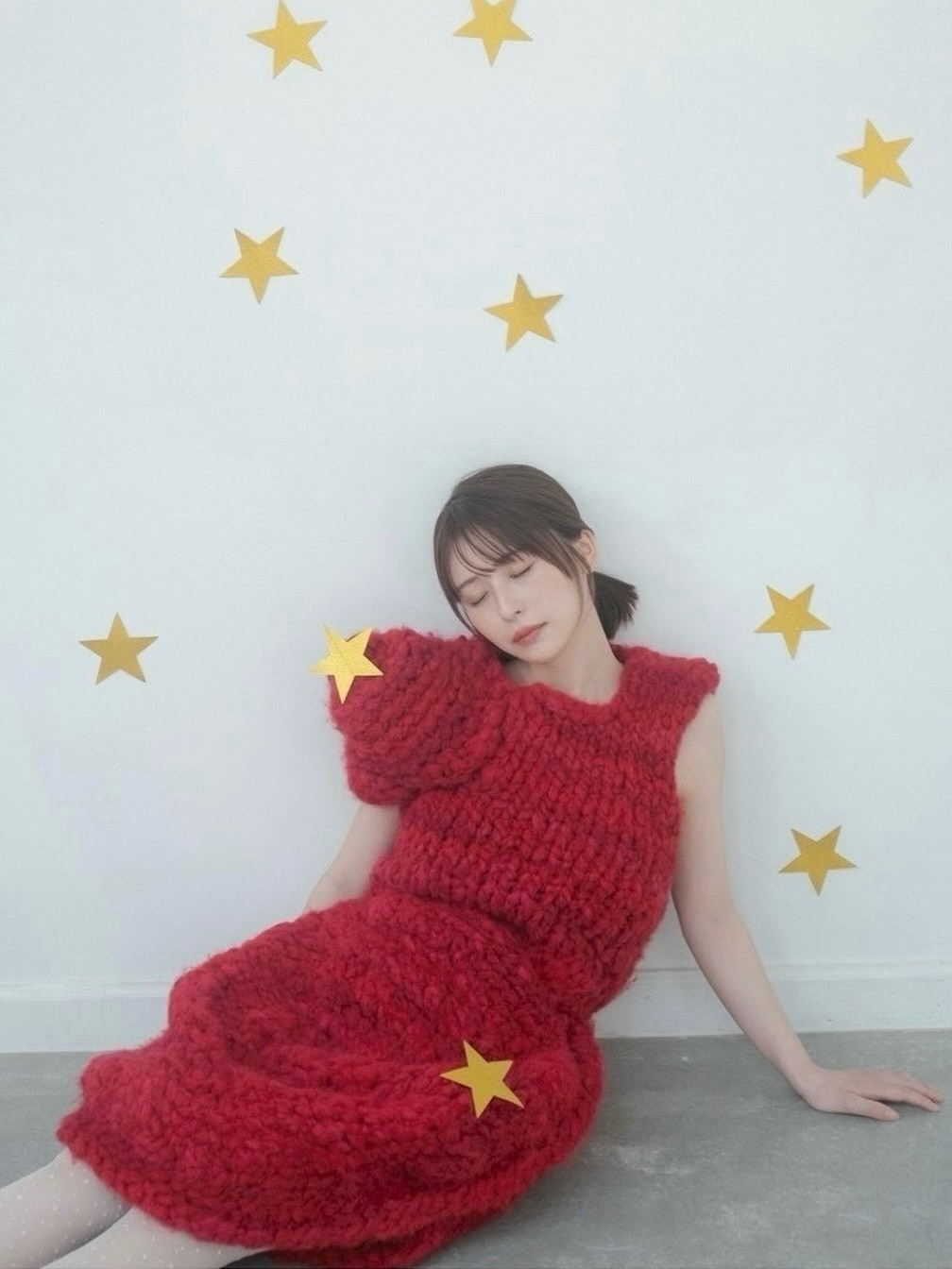 長濱ねる「2026年カレンダー届き始めたみたい🎄来年も共に💌」