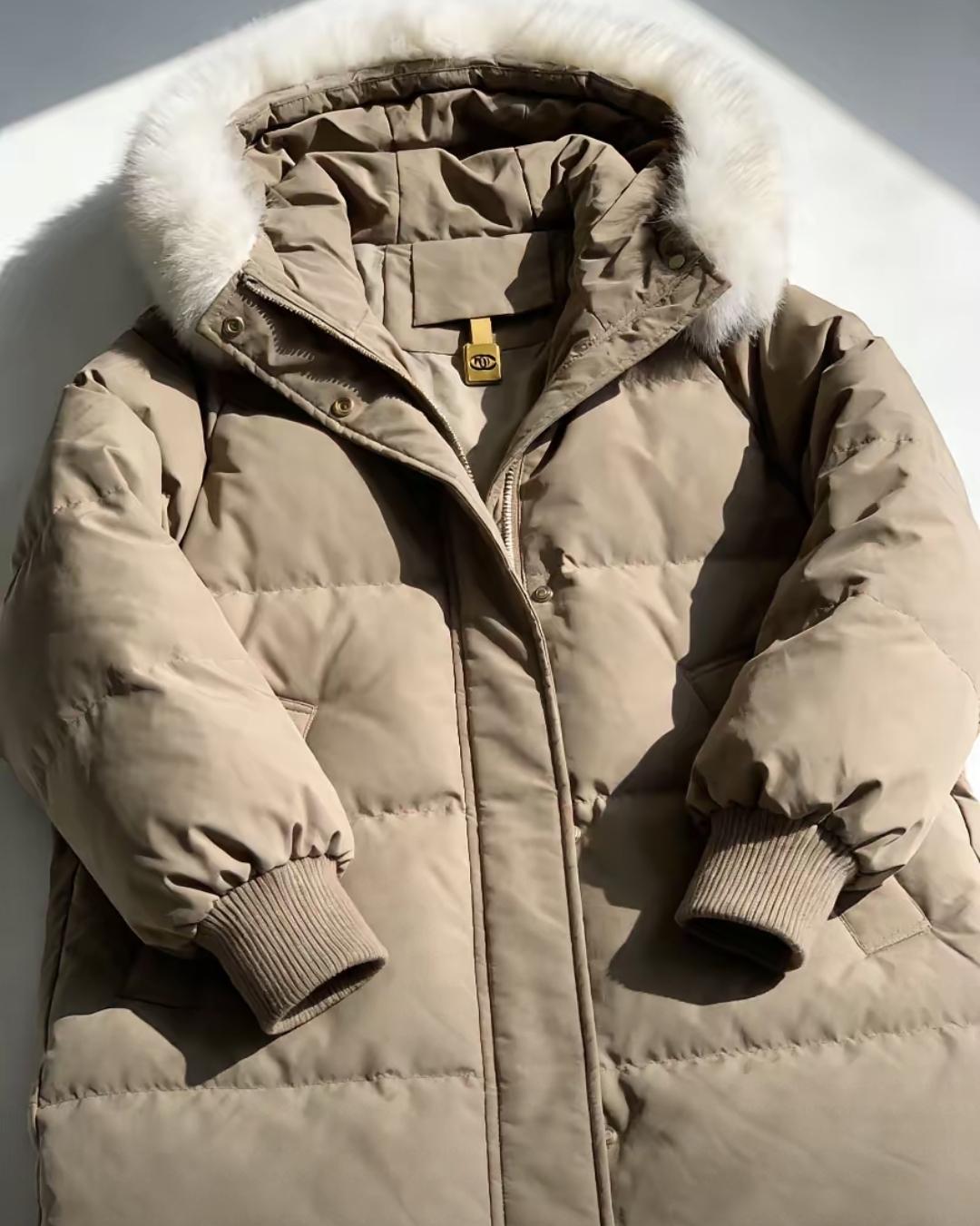 前阵子带我妈去山姆抢了件499的长款羽绒服，吊牌上白纸黑字写着：400克白鸭绒，