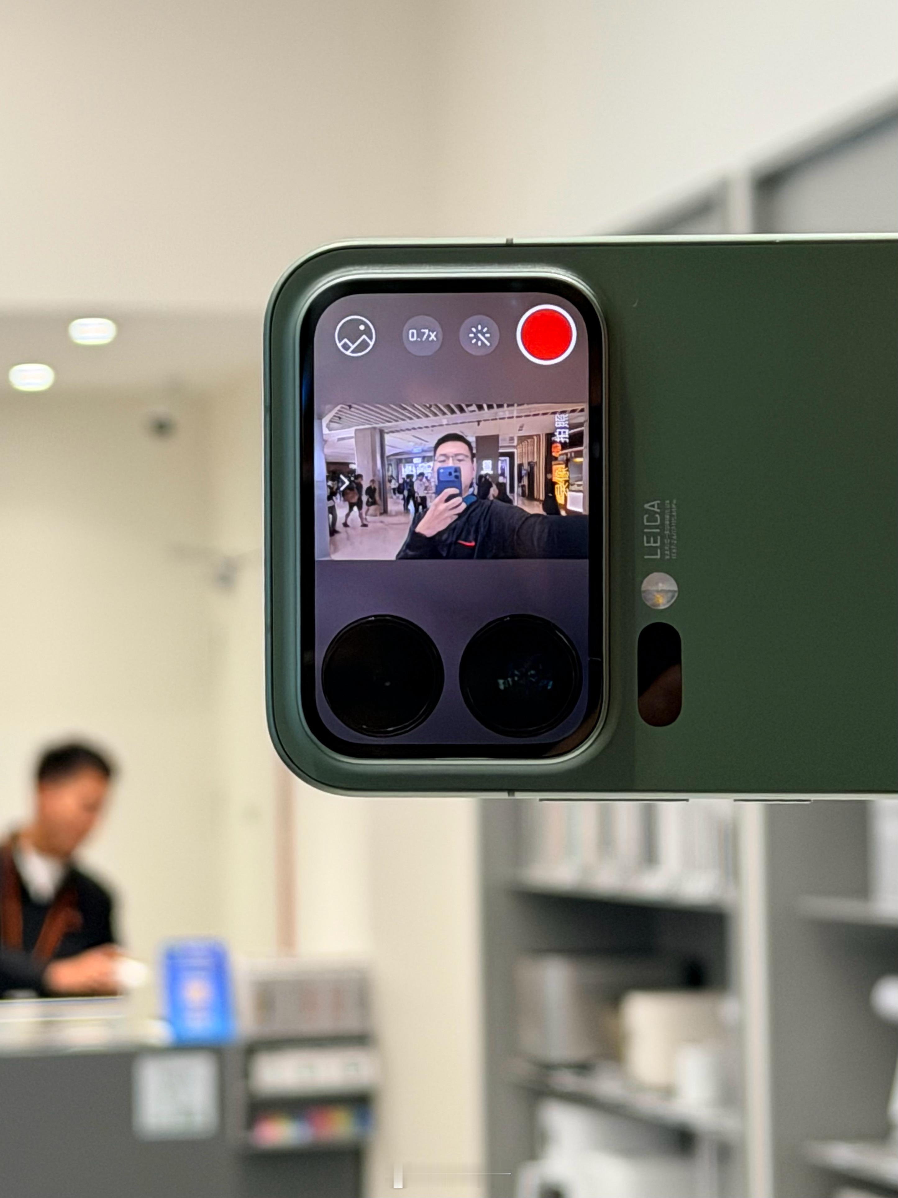 真不知道某些平台说小米17Pro的背屏没用，还有说iPhone的拍照按键没用的人