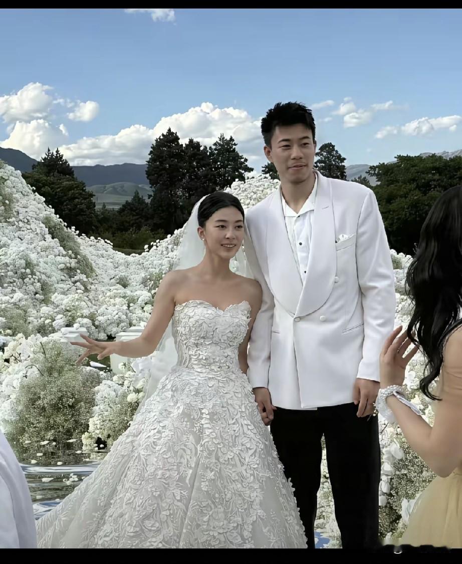 现在，男篮小伙子的媳妇儿们，真是一个比一个漂亮！赵继伟的媳妇儿很漂亮，付豪的媳