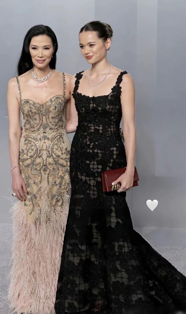 别盯着邓文迪女儿那身礼服了，她三个哥哥姐姐刚拿钱走人，把印钞机留给了她。老默