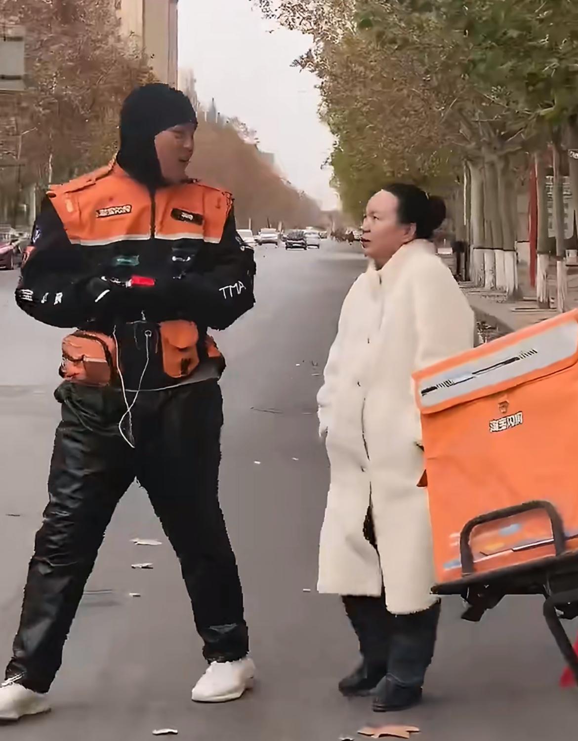 外卖小哥遇到偷外卖的奇葩胖仙女，外卖小哥跟踪了很久才把这个女滴给逮住，就问她承不