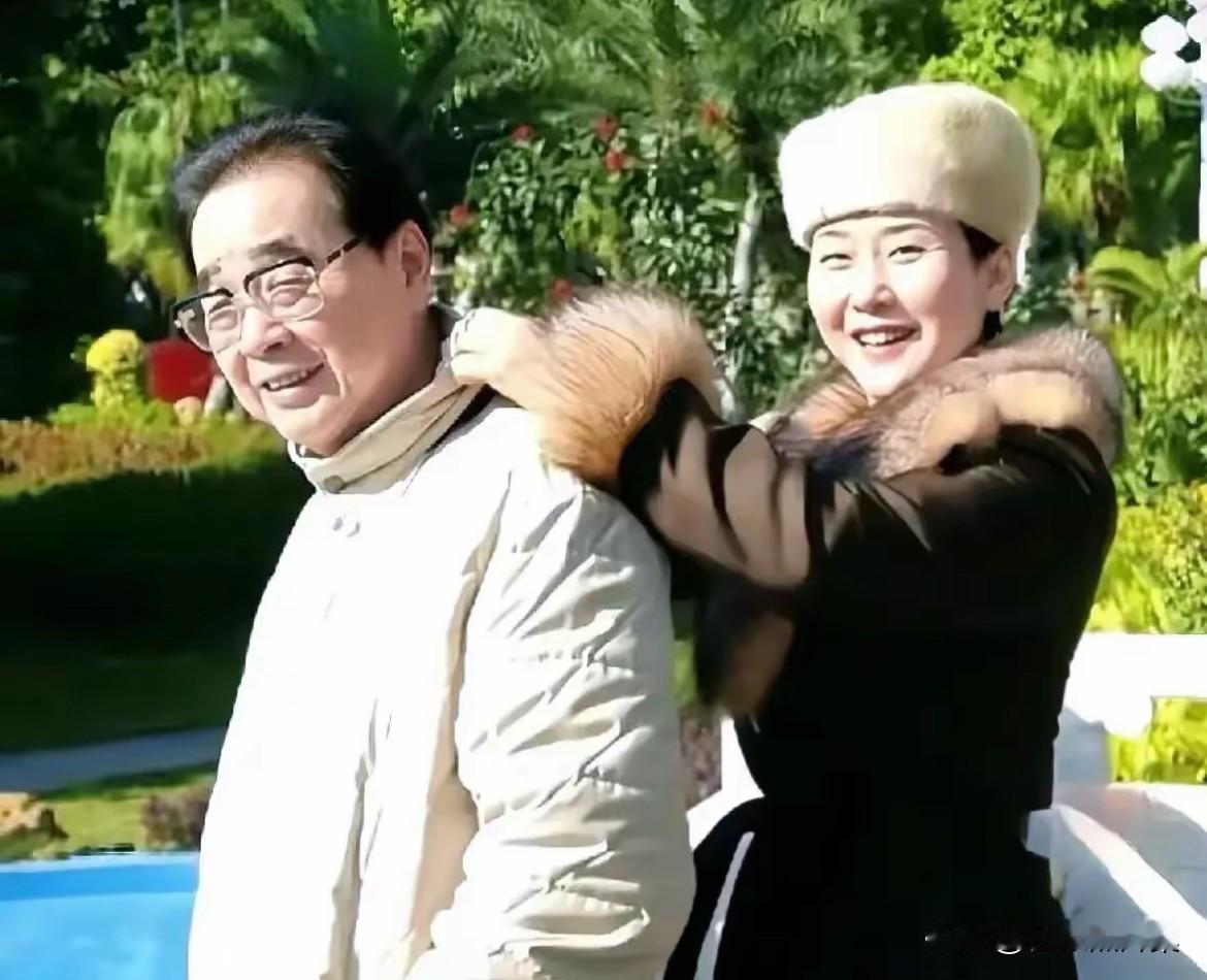 一张温馨的老照片，李小琳替父亲李鹏整理衣领的瞬间。作为女儿，李小琳与父亲关系尤为