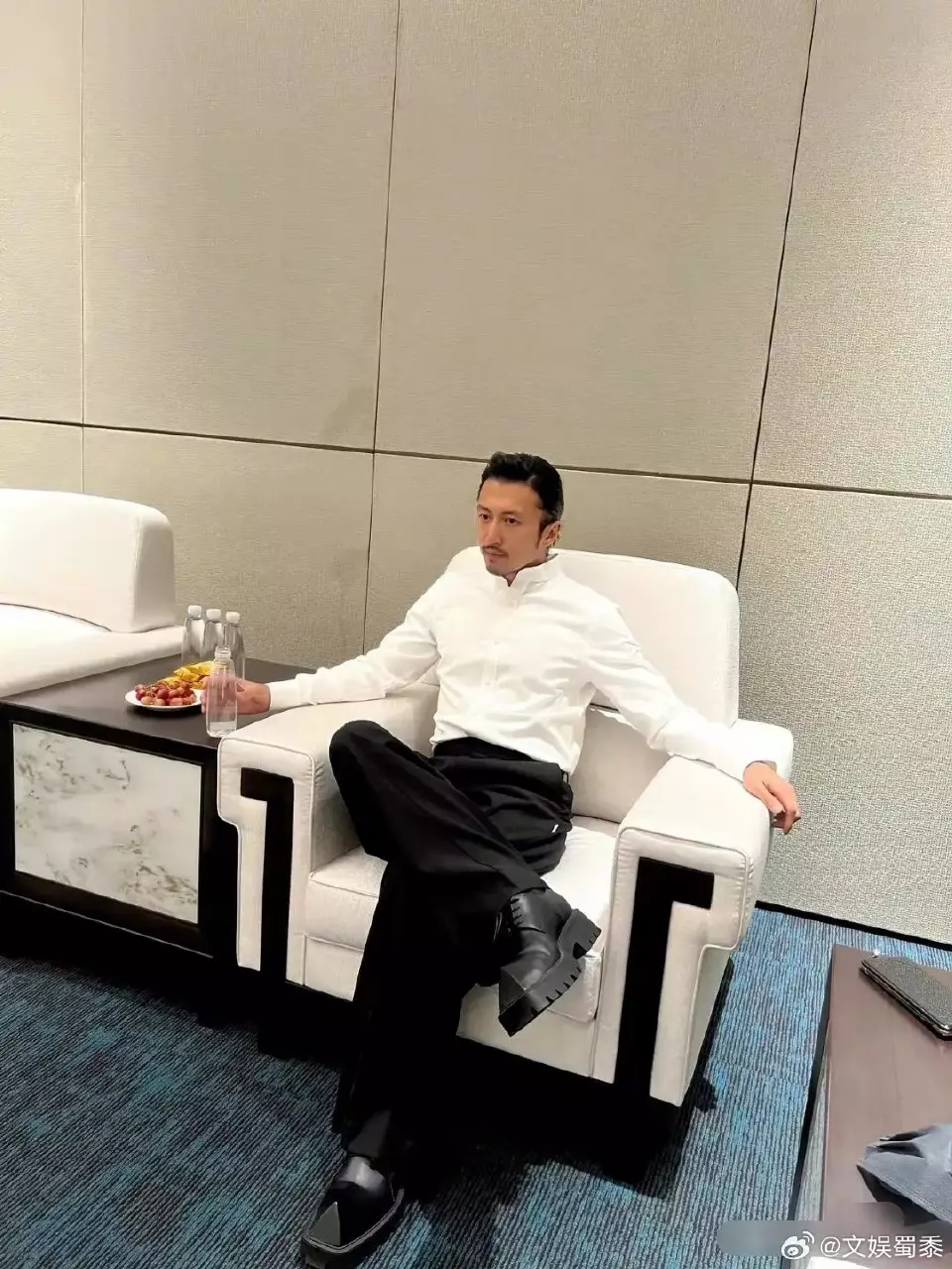 香港的男演员们好像对这款鞋子是情有独钟，这就是所谓的丑到极致就是潮吧
