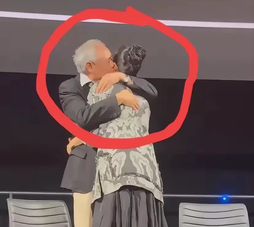 如果我是汪峰，我连觉都不睡了连夜赶过去章子怡身边不是因为李安导演当众亲章