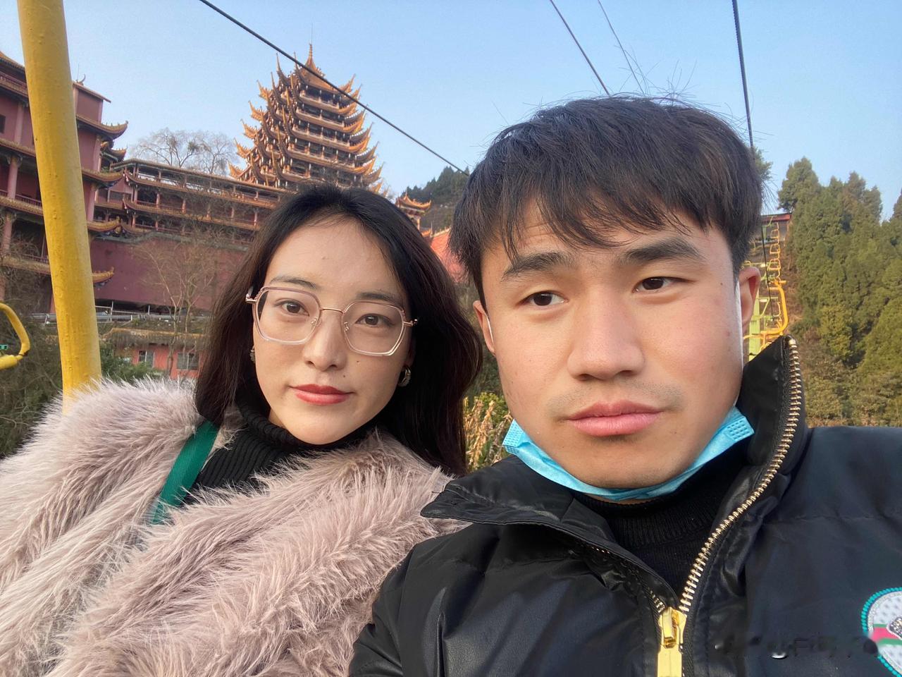 藏族离不开汉族。走在西藏，凡是行人能经过的地方，一定能看到相关单位的宣传海报或横