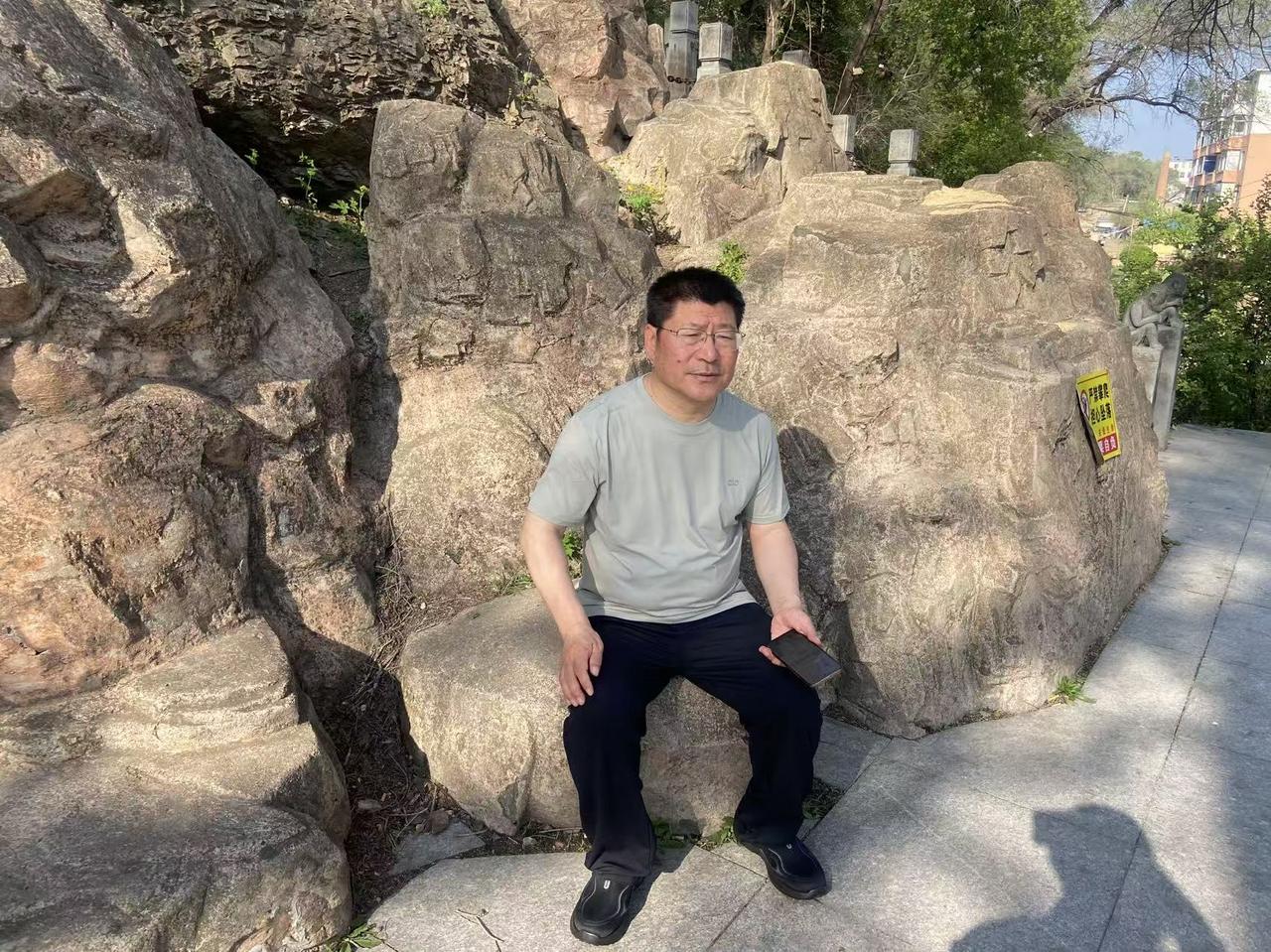 远方的妹妹给我发信息，问我干什么呢？我问你有事么？她说：父母最近好么？我说很好啊