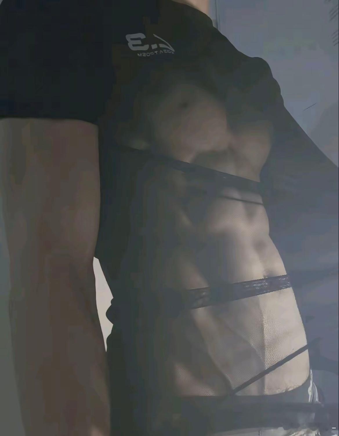 好像更喜欢左边这种风格健身张宏涛