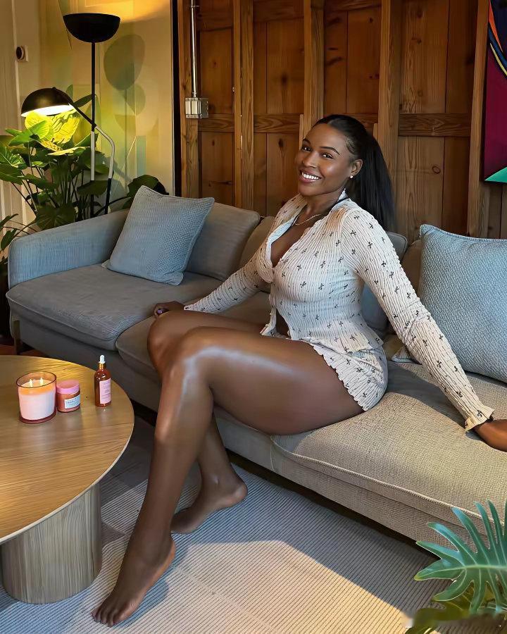 黑妞的皮肤看起来挺光滑的[爱心]​​​