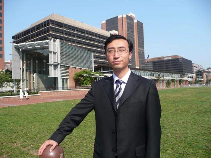 一个清华北大的双料学霸，在北京找工作没人要。外企拒了，500强也拒了。最后没办法