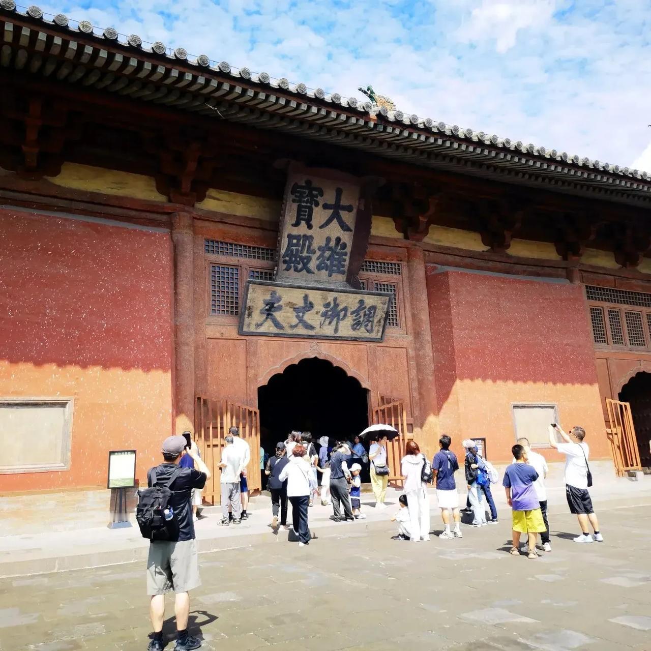 有个爱山水旅游的朋友问我，你一不为焚香祈福，二不问礼禅缘，为什么还总往寺庙跑？