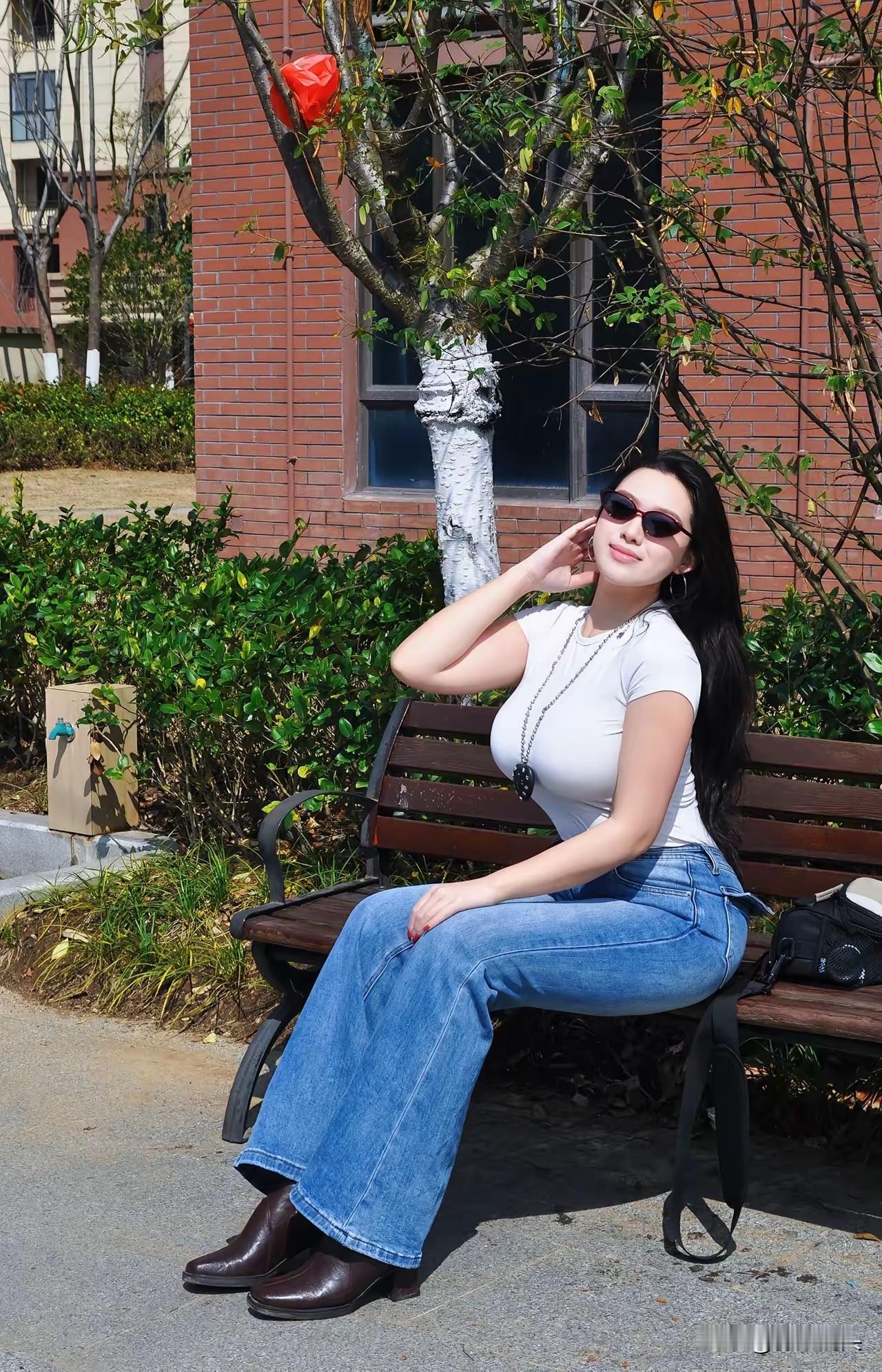 阳光明媚的午后，坐在长椅上享受美好时光🌞💙