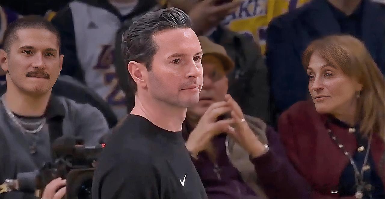 詹姆斯真是太不给主帅雷迪克面子了，自顾自的和太阳替补席球员聊天，无视雷迪克的命令