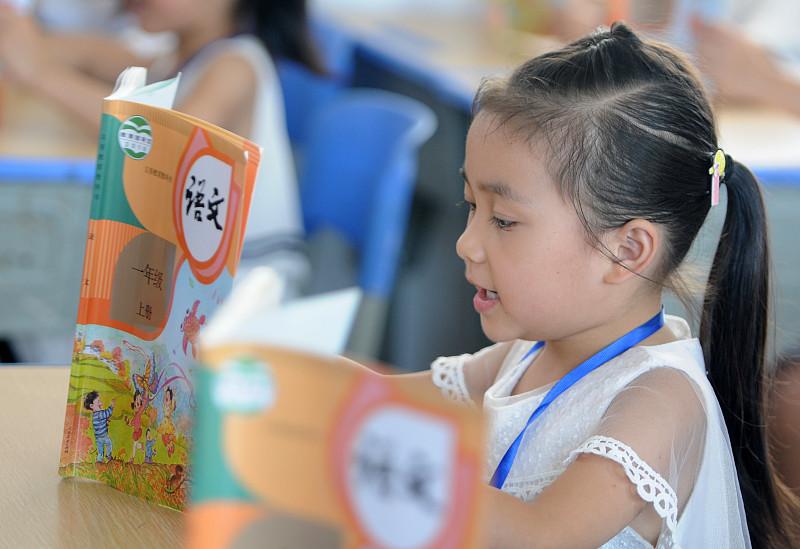 近日，河南郑州一名刚升入小学一年级的小女孩，因为自身识字量有限，自创了一套人脸识