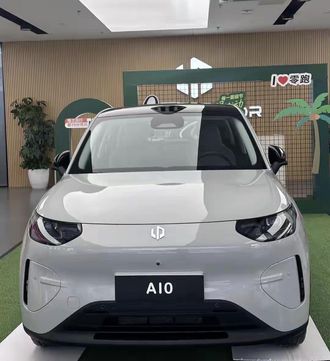 周末去看了零跑A10，配置真的很吸引人，价格也不贵，性价比确实可以，唯一缺点就是