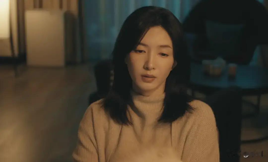 《夜色正浓》里乔连轴转52小时直接倒在办公室，这剧情把我看窒息了。剧里把瑞景