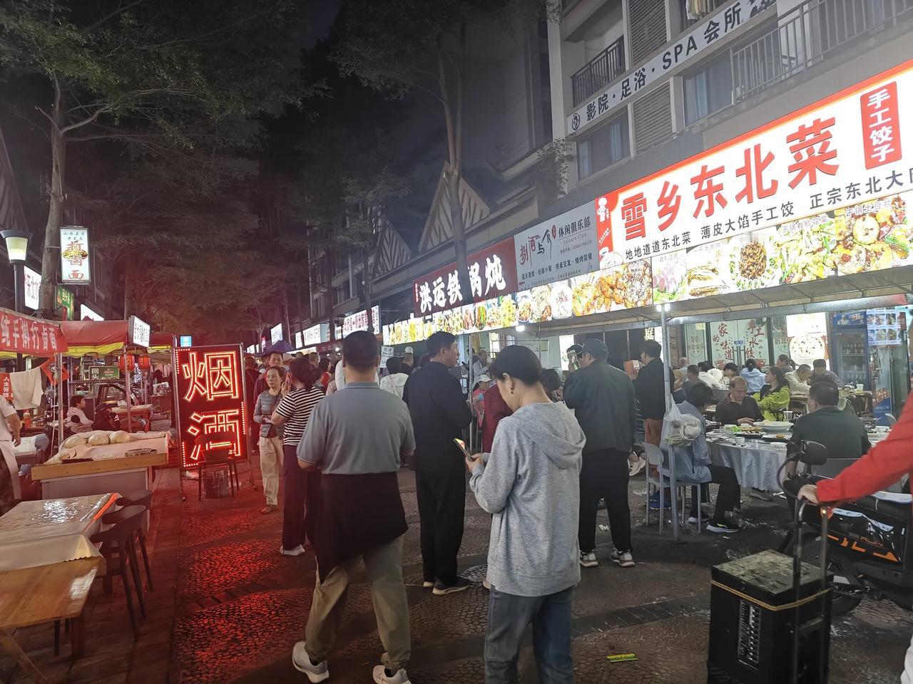 我昨天傍晚，刘妈在前，我在后，溜达去西双版纳景洪东北街，一个是看看“阔别”半年多