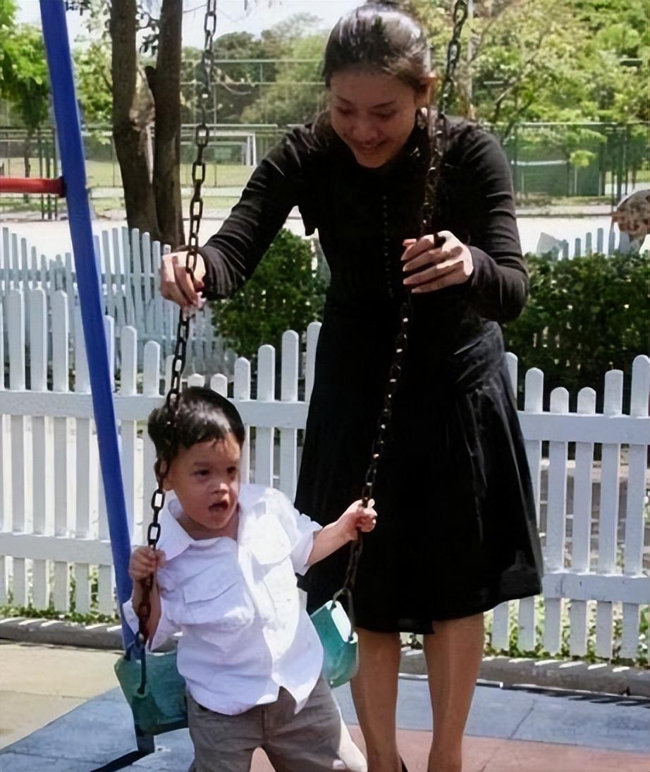 提帮功荡秋千，西拉米一副慈母样，泰王看着爱子开心他也开心。不得不说西拉米好美，黑