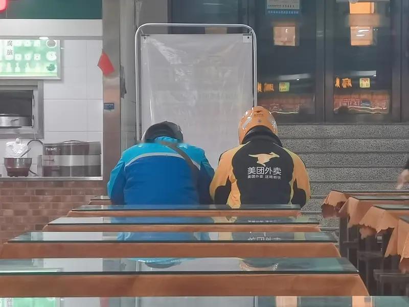 2026年2月广东佛山，一位粤菜馆老板火了。有位老顾客5年点超2000次外卖，相