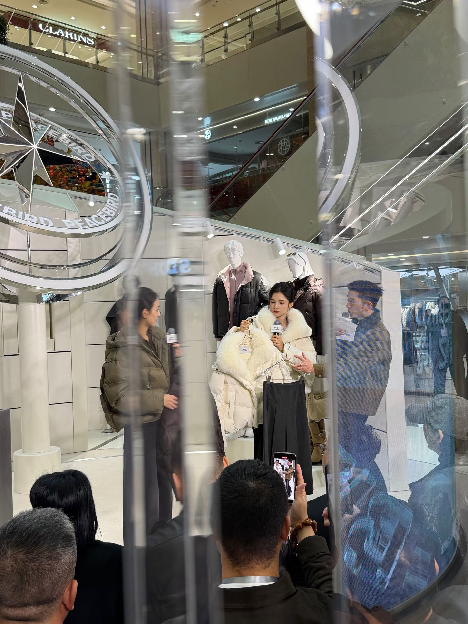 刷到两张活动上的张婧仪照片，五官好精致