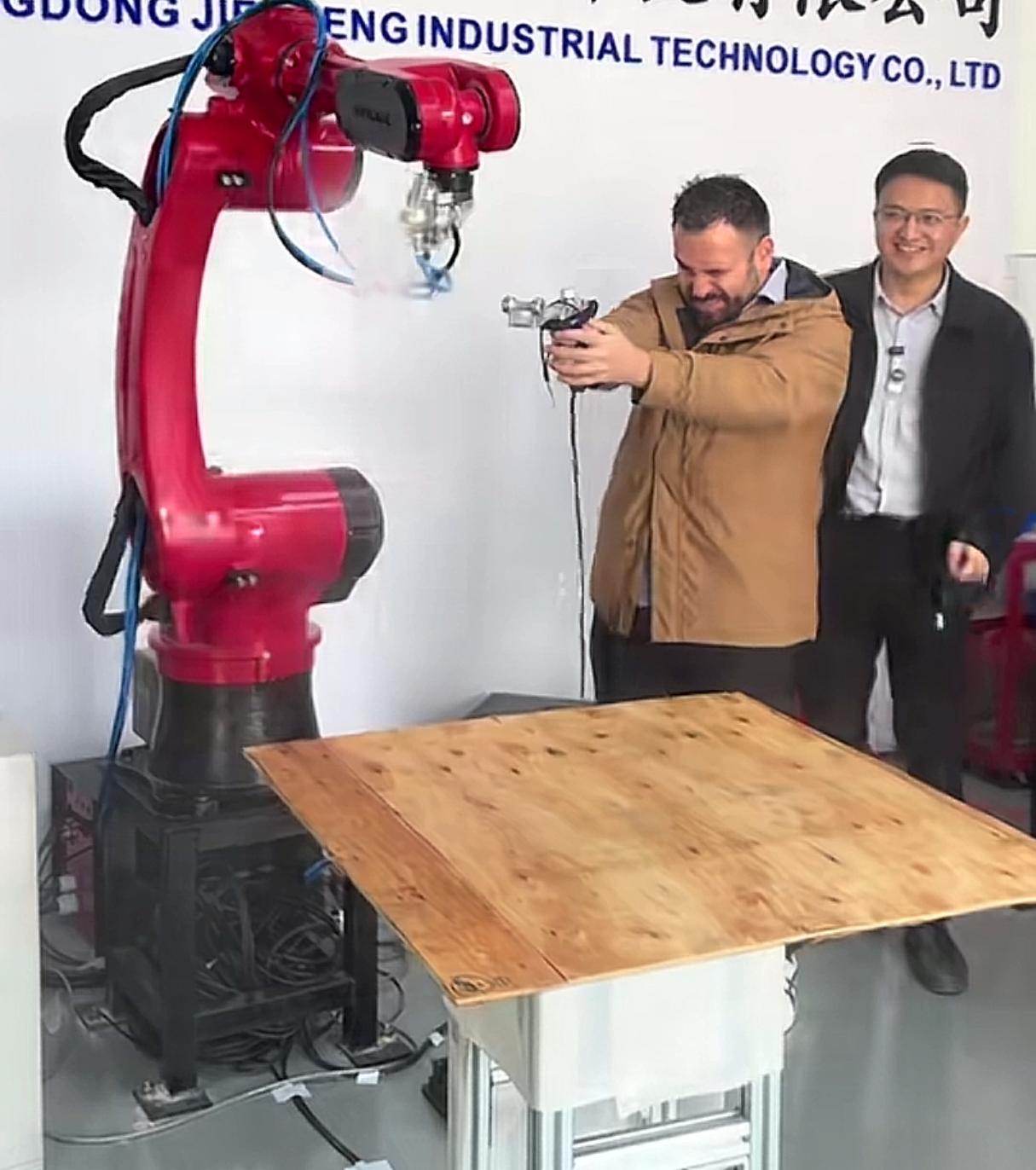 中国卖家根本不理解客户这个时候为什么要闭上一只眼睛？这是我国的一家民营公司通过