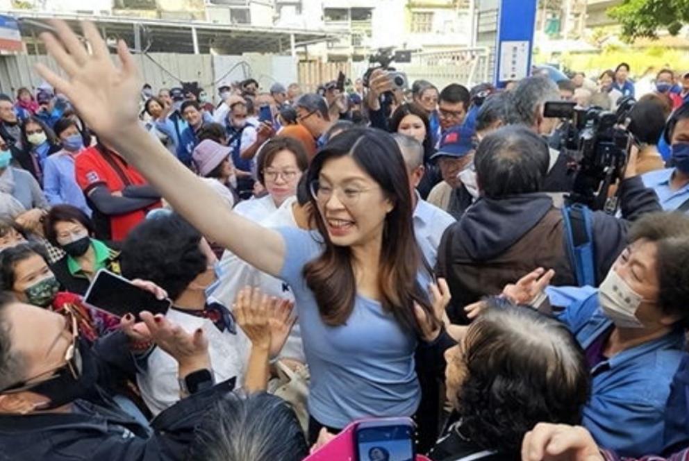 美国人这次彻底傻眼了，到了嘴边的肥肉，硬是被郑丽文给扇飞了！1.25万亿的保护费