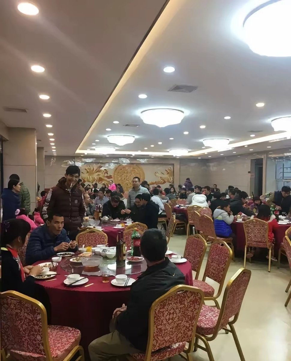 昨天好友家儿子办婚礼，想着彼此关系不错，我特意早早到场，随了500块礼金。本以为