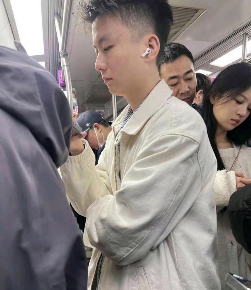 美女一脸生无可恋。