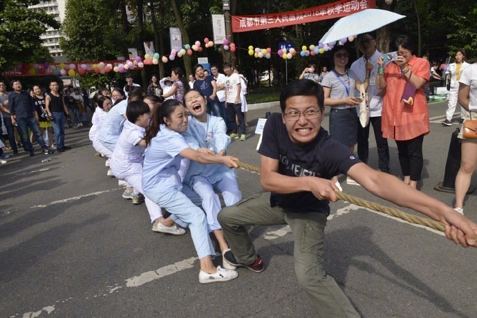我看你表情，原本以为你是真的使劲了，后来才发现，你是疼的[笑着哭]​​​