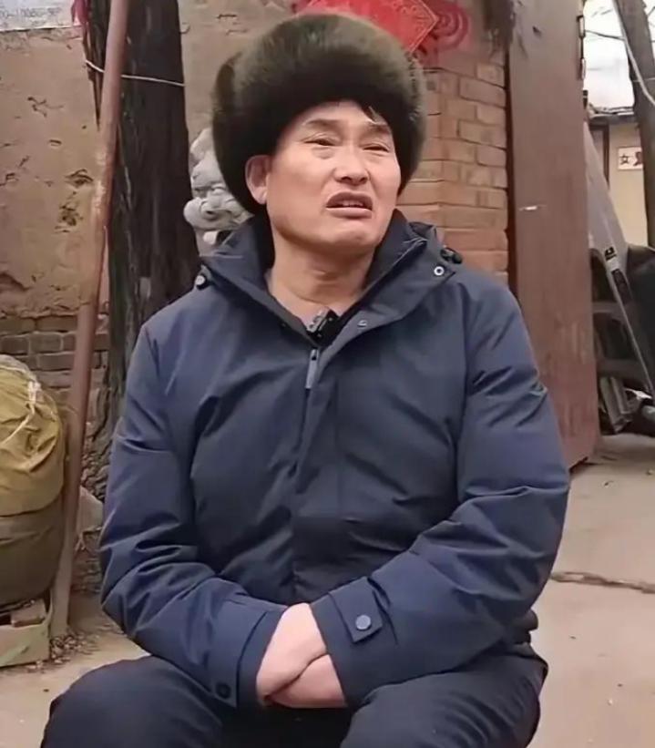 大衣哥朱之文说：“我当时为什么穿个大衣去比赛，因为当时我以为，报上名后，说不定得