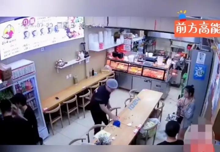 雨天情侣饭店躲雨，店员没及时招呼，女子突然失控引热议下雨天，一对情侣来饭店躲
