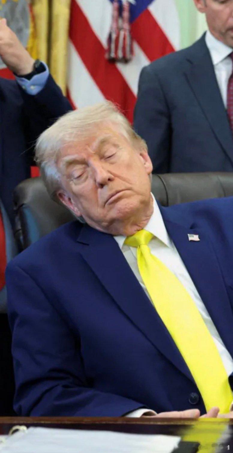 瞌睡乔，呃不对是瞌睡唐，一上班就睡得跟喝了迷魂药一样昏昏沉沉的，别人睡的是一动不