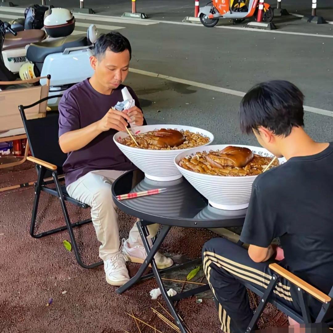 这大碗分量太夸张，看完我直接看呆了街头看到两人点了两大碗主食，分量实在惊人