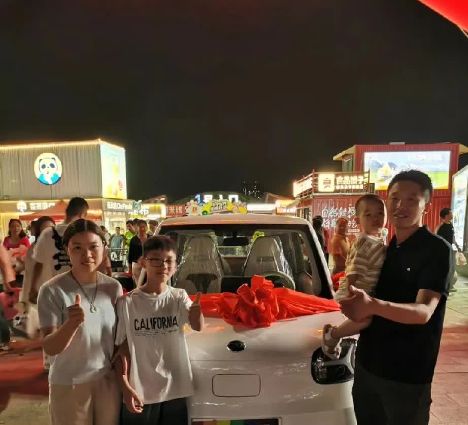 “不敢置信！”河南郑州，小孩哥在超市抽奖中了一辆电动汽车，电话通知父亲后以为他在