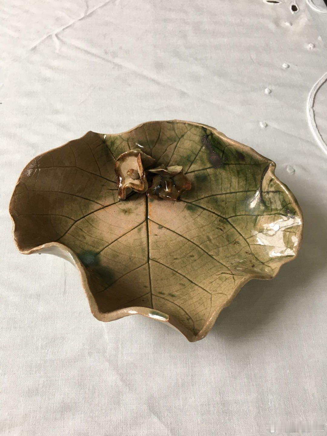 每周鉴赏收藏精品之越窑仿生残荷笔舔我们称作笔舔，也可以叫香橼。香