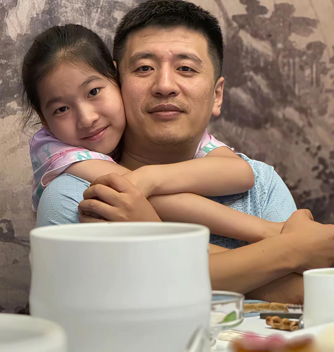 我一直觉得张雪峰对女儿张姩菡（读‘念寒’）的爱，本质上是在治愈童年那个无依无靠、