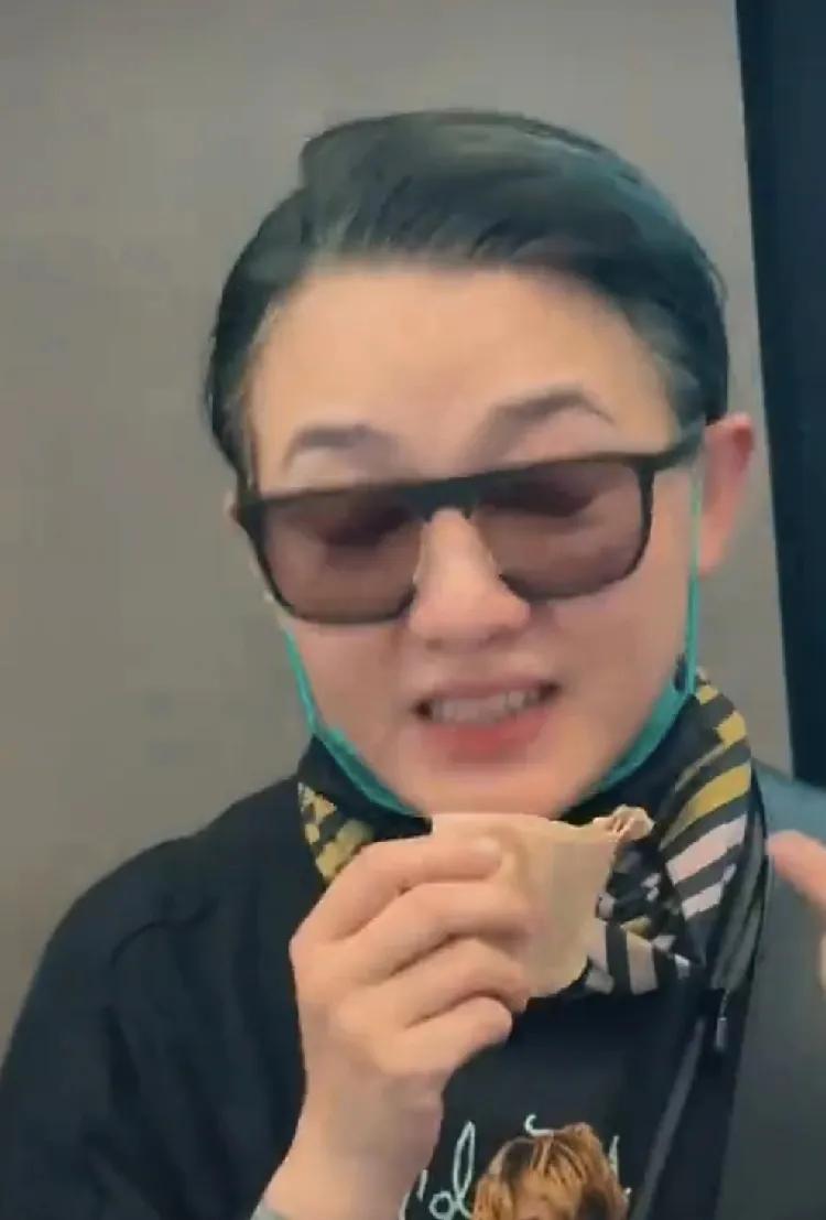 范晓萱，哭了！6月29日下午，机场上演了超暖心的一幕！许久未露面的范晓萱以一