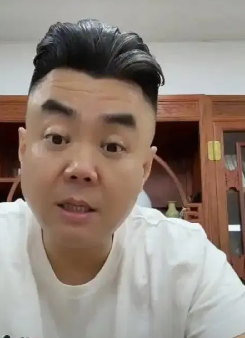我是不太明白，张伯鑫夫妇现在就像打了鸡血一样，天天得拿德云社说事，按理说德云社并