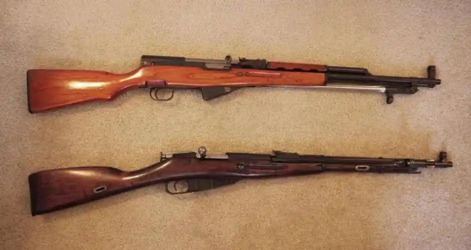 七八十年代，我们家成了单位“军火库”，三支步枪随便摸，亲历严打和追捕