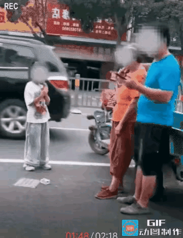 一个老人骑着三轮车失去了重心，翻倒在路上，被三轮车压得动弹不得，一个年轻的男子，